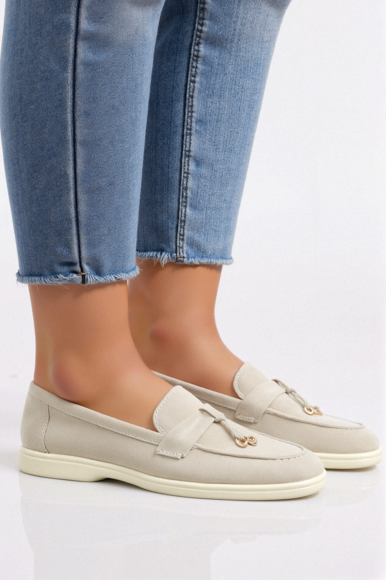 Casual Metallic Circle Decor Leather Loafers