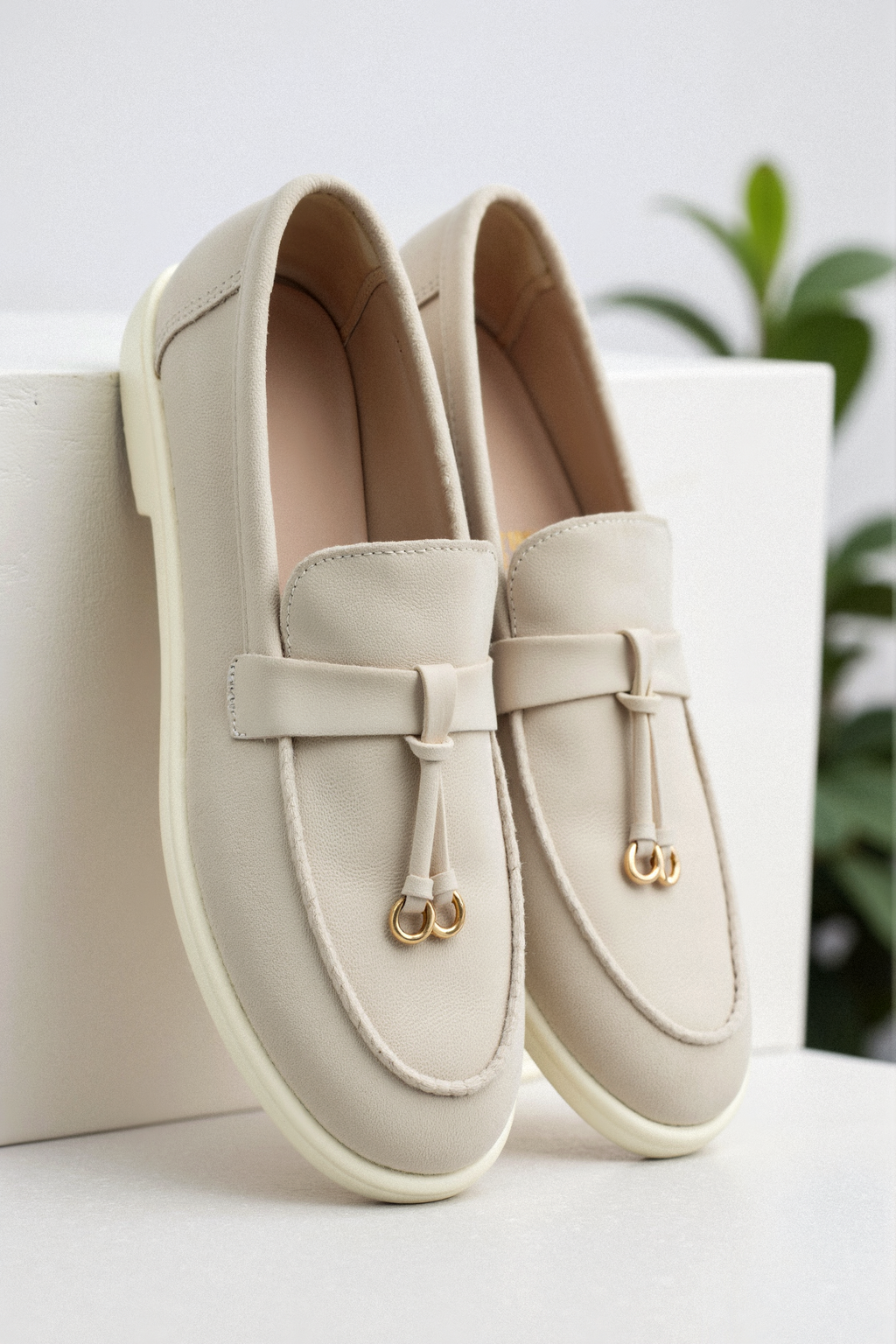 Casual Metallic Circle Decor Leather Loafers